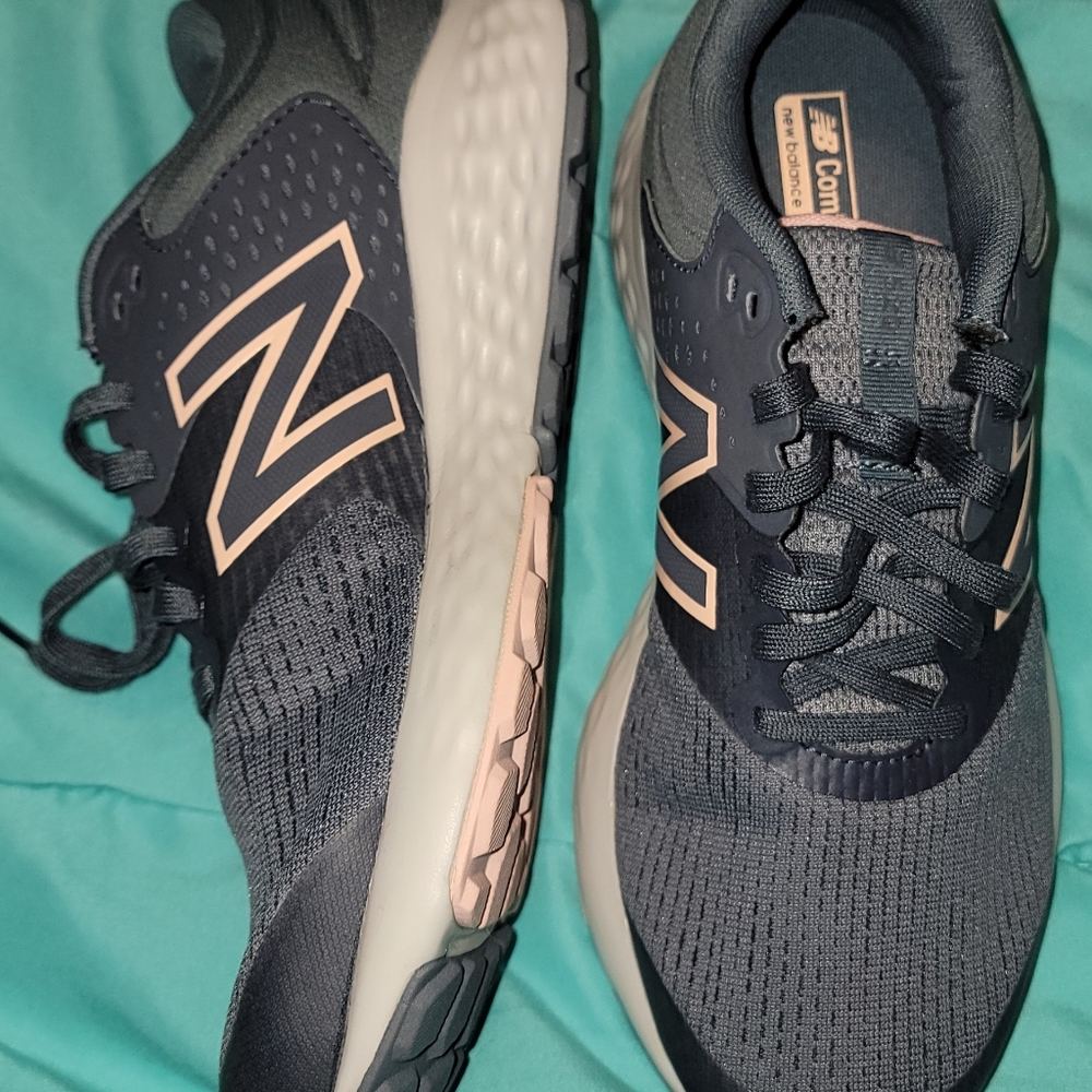 Brand new Woman's New Balance 8.5